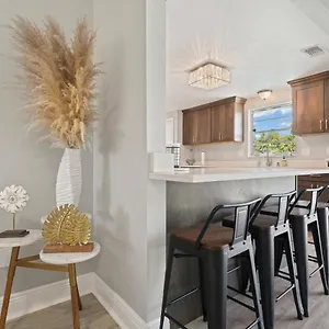 Charming 3 Bed/ba W/pool And View! Tampa